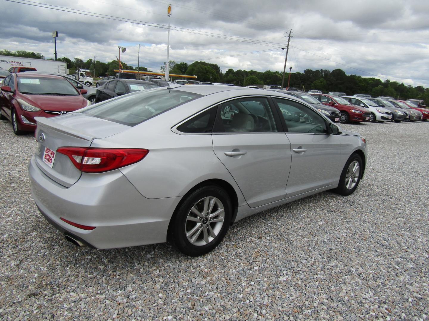 2016 Silver /Gray Hyundai Sonata SE (5NPE24AF1GH) with an 2.4L L4 DOHC 16V engine, Automatic transmission, located at 15016 S Hwy 231, Midland City, AL, 36350, (334) 983-3001, 31.306210, -85.495277 - Photo#7